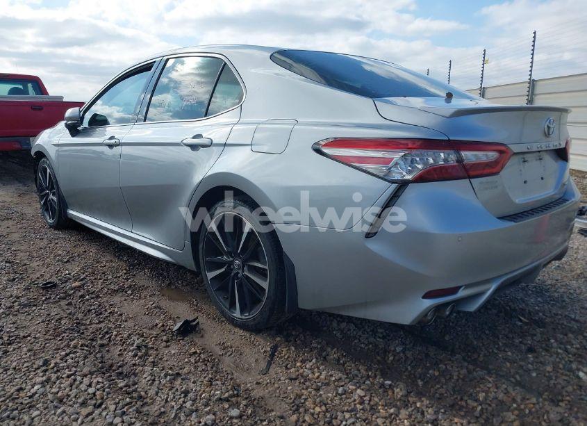 Photo 3 of 2018 Toyota Camry XSE (VIN 4T1B61HK3JU130914)