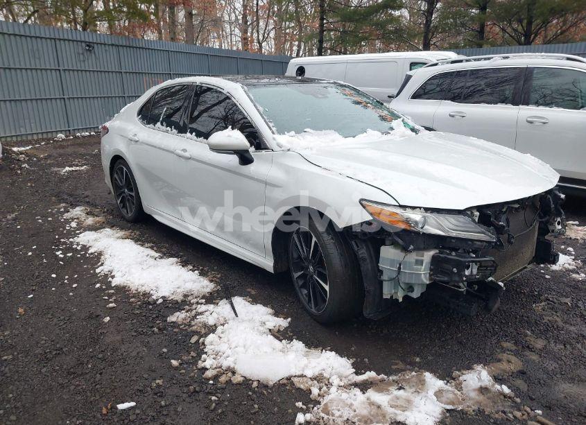 2018 Toyota Camry XSE (VIN 4T1B61HK3JU130928) main photo