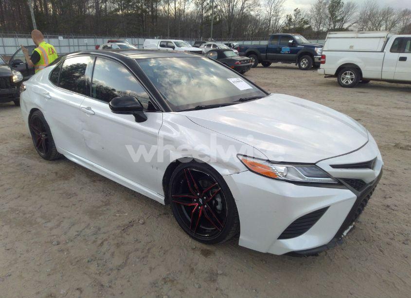2019 Toyota Camry XSE (VIN 4T1B61HK3KU221232) main photo