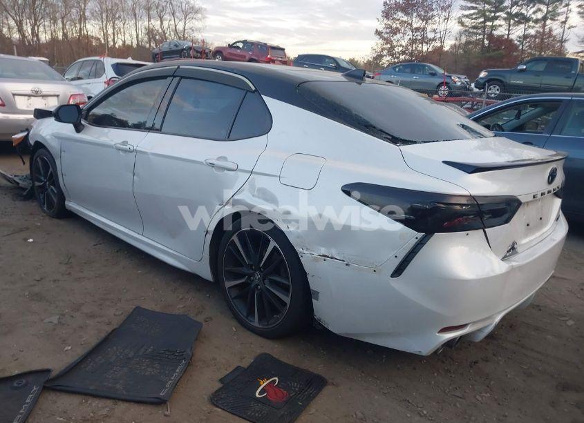 Photo 3 of 2019 Toyota Camry XSE (VIN 4T1B61HK3KU284833)