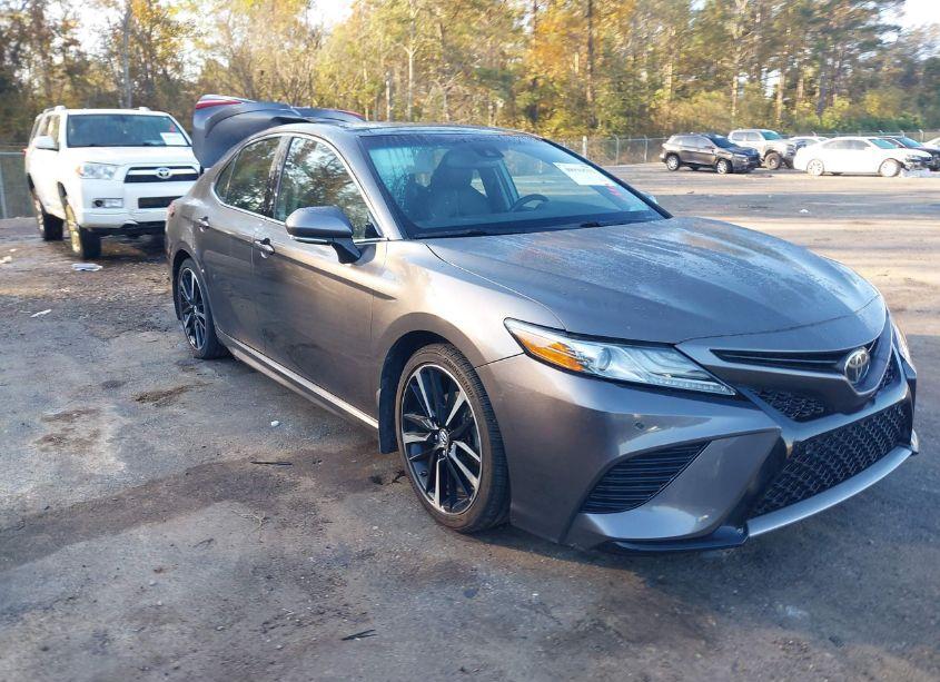 2018 Toyota Camry XSE (VIN 4T1B61HK4JU057469) main photo