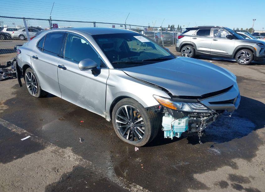 2018 Toyota Camry XSE (VIN 4T1B61HK4JU104645) main photo