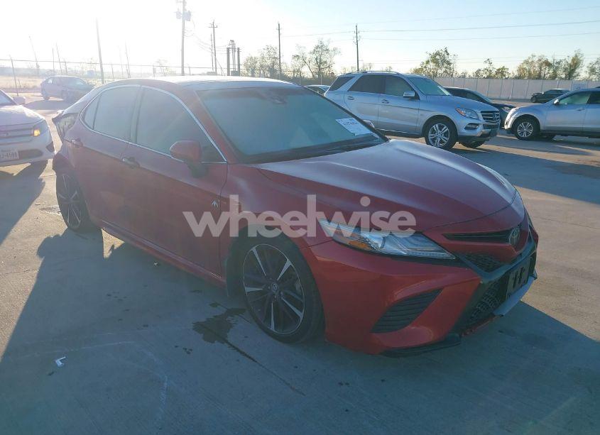 2019 Toyota Camry XSE (VIN 4T1B61HK4KU176950) main photo