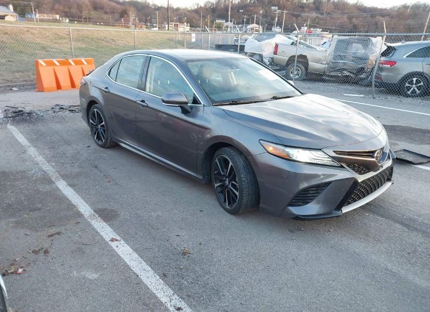 2019 Toyota Camry XSE (VIN 4T1B61HK4KU199306) main photo