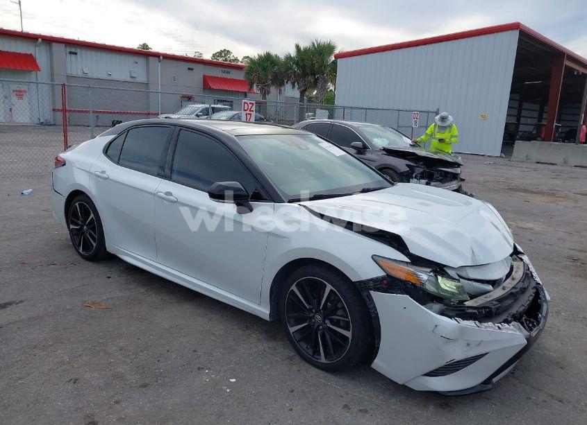 2019 Toyota Camry XSE (VIN 4T1B61HK4KU226522) main photo