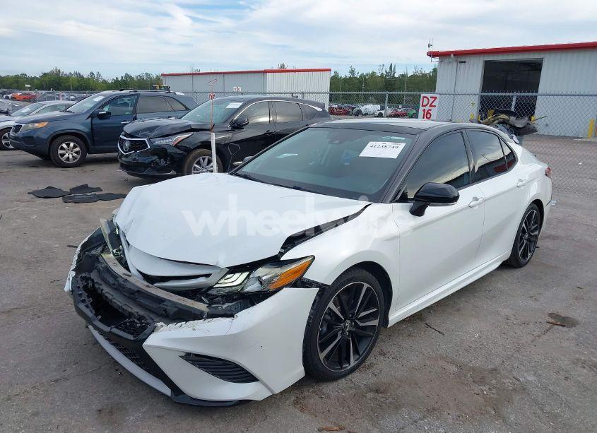 Photo 2 of 2019 Toyota Camry XSE (VIN 4T1B61HK4KU226522)
