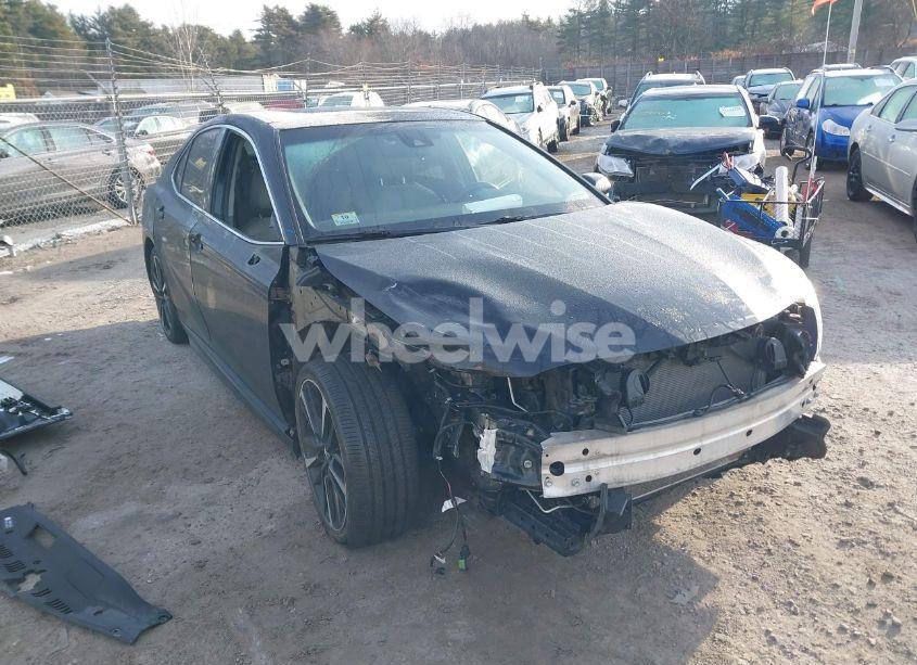 2019 Toyota Camry XSE (VIN 4T1B61HK4KU833391) main photo