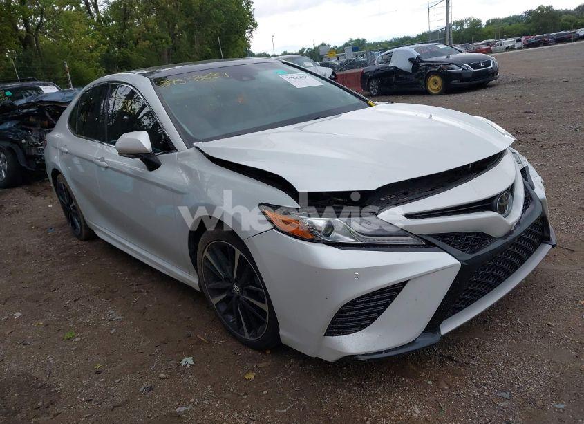 2018 Toyota Camry XSE (VIN 4T1B61HK5JU050238) main photo