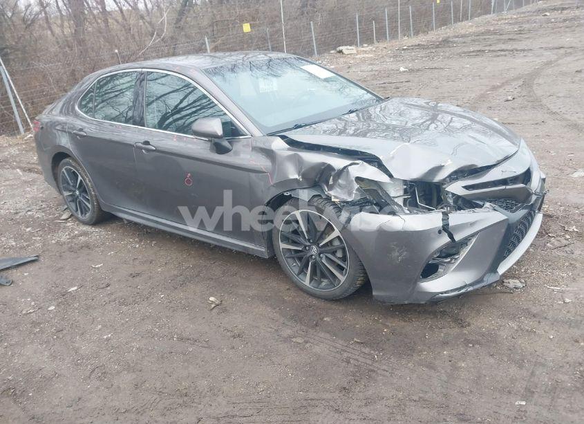 2018 Toyota Camry XSE (VIN 4T1B61HK5JU056105) main photo