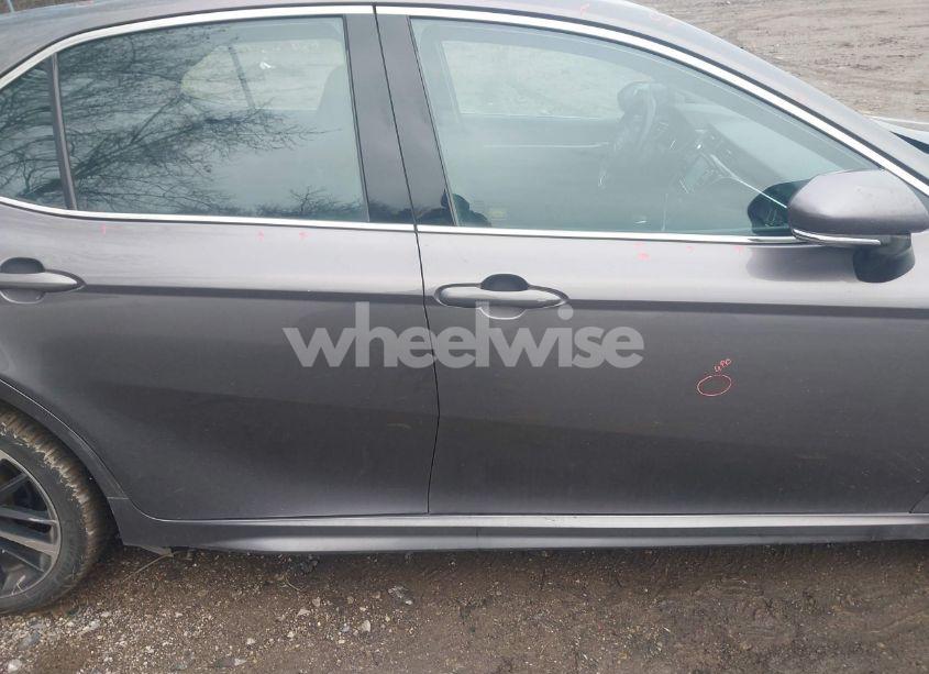 Photo 13 of 2018 Toyota Camry XSE (VIN 4T1B61HK5JU056105)