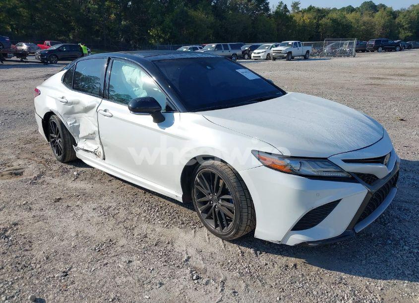 2018 Toyota Camry XSE (VIN 4T1B61HK5JU153546) main photo