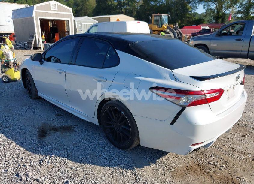 Photo 3 of 2018 Toyota Camry XSE (VIN 4T1B61HK5JU153546)