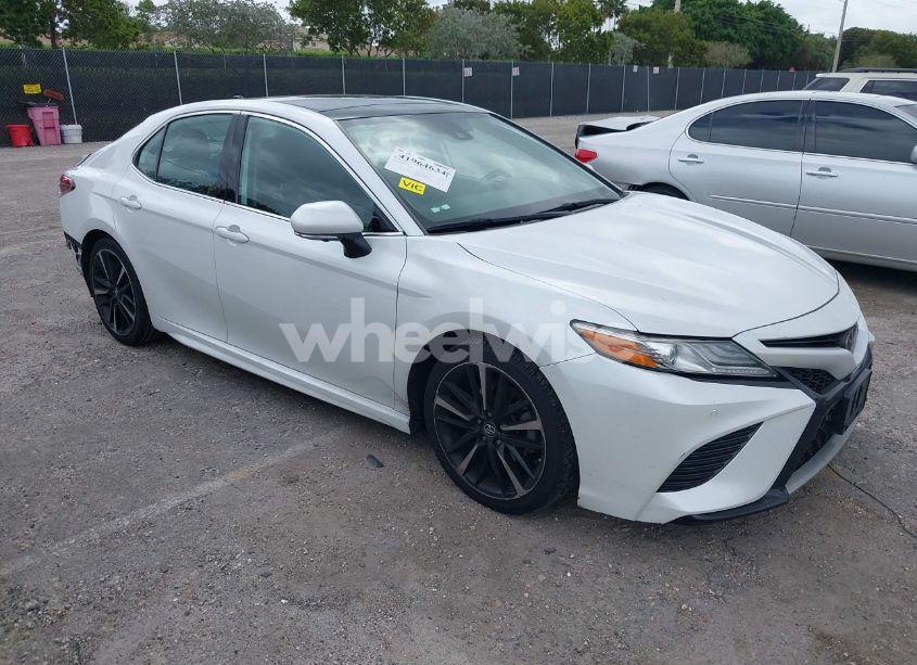 2019 Toyota Camry XSE (VIN 4T1B61HK5KU813375) main photo