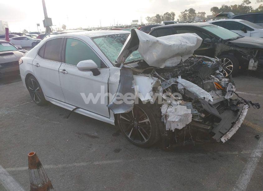2019 Toyota Camry XSE (VIN 4T1B61HK5KU831410) main photo