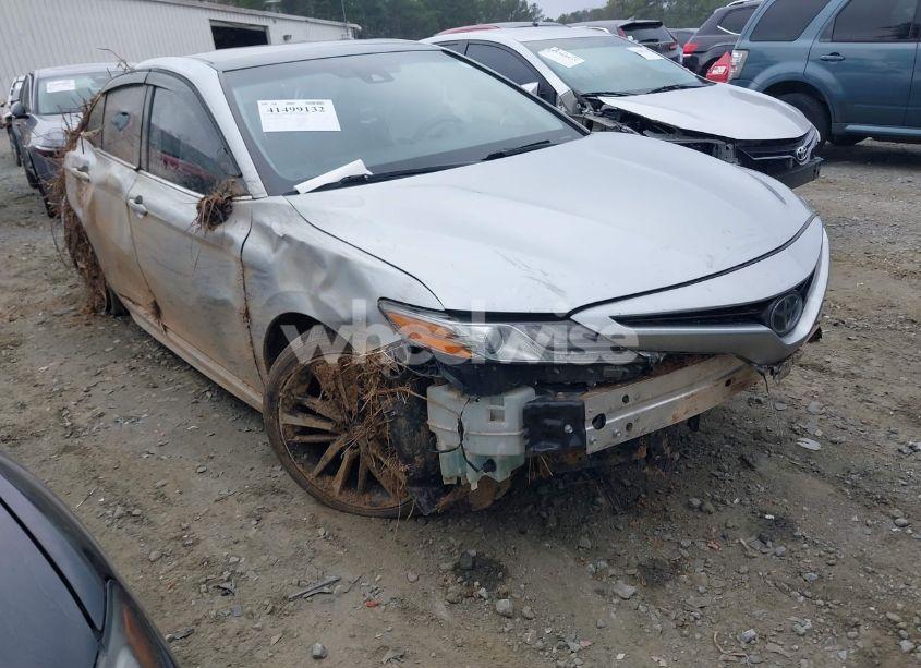 2018 Toyota Camry XSE (VIN 4T1B61HK6JU057960) main photo