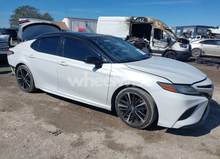 2018 Toyota Camry XSE (VIN 4T1B61HK6JU070885) main photo