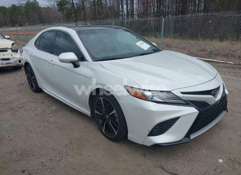 2018 Toyota Camry XSE (VIN 4T1B61HK6JU127943) main photo