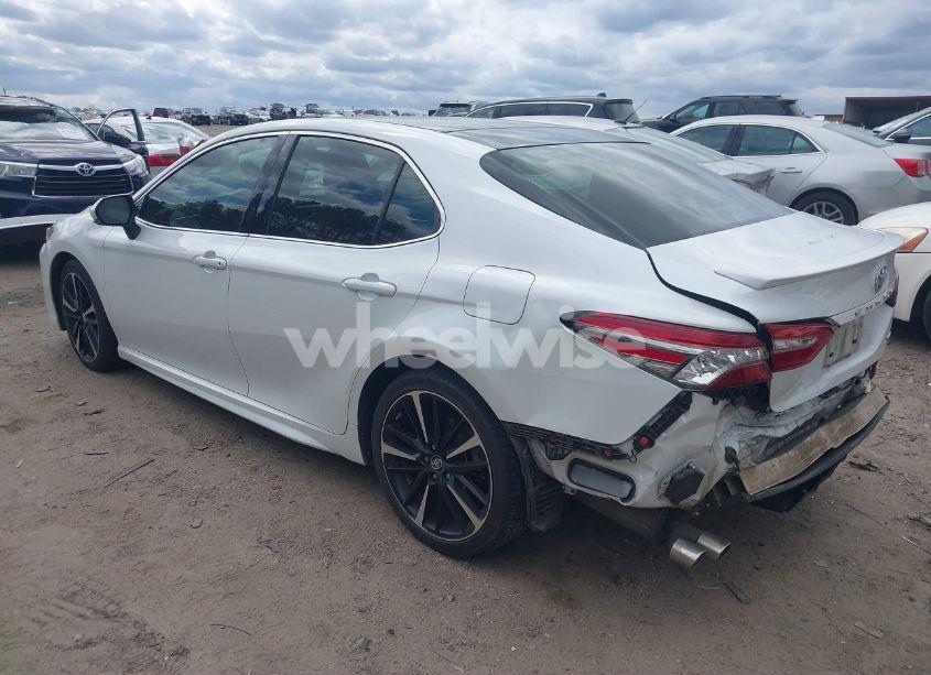 Photo 3 of 2018 Toyota Camry XSE (VIN 4T1B61HK6JU127943)