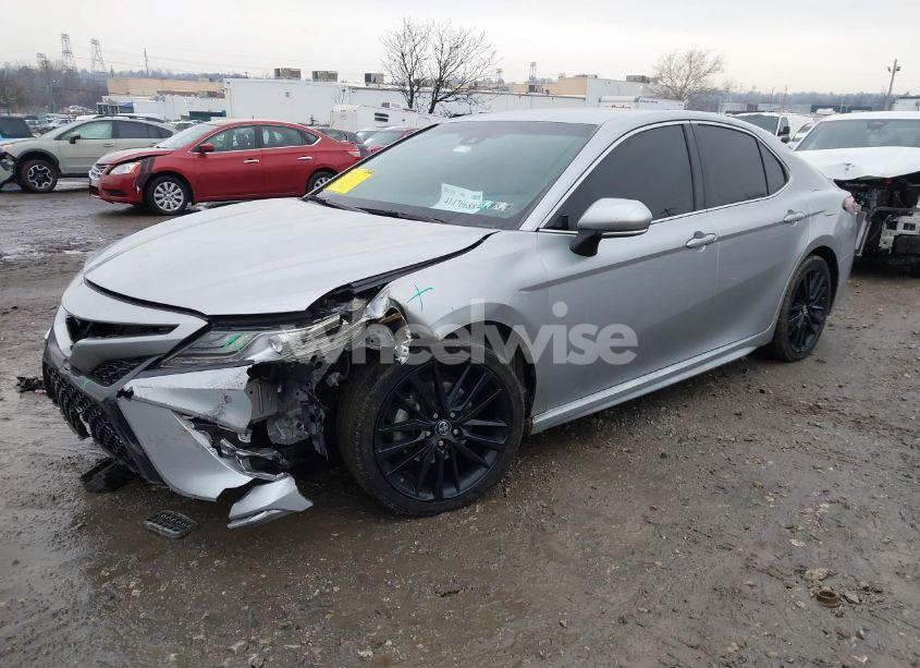 Photo 2 of 2018 Toyota Camry XSE (VIN 4T1B61HK6JU128610)