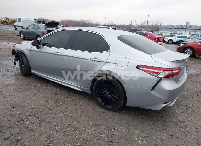 Photo 3 of 2018 Toyota Camry XSE (VIN 4T1B61HK6JU128610)