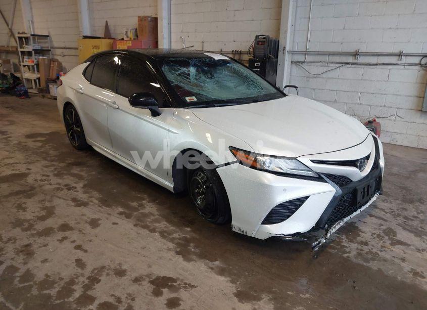 2018 Toyota Camry XSE (VIN 4T1B61HK6JU139428) main photo