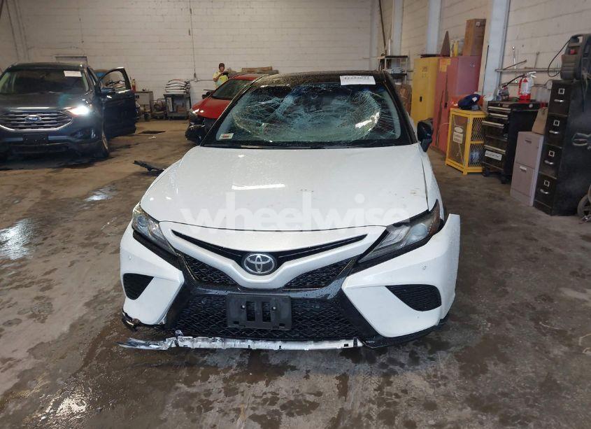 Photo 12 of 2018 Toyota Camry XSE (VIN 4T1B61HK6JU139428)