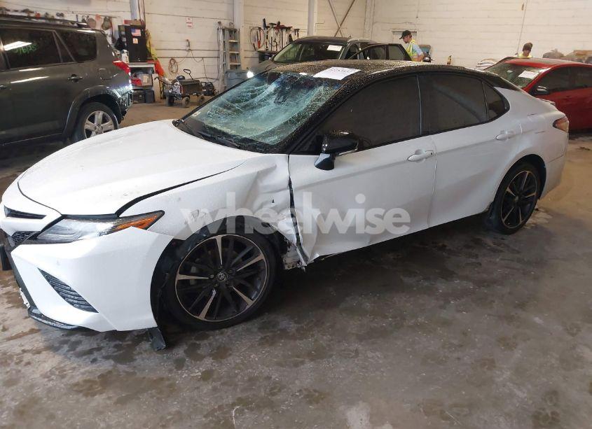 Photo 2 of 2018 Toyota Camry XSE (VIN 4T1B61HK6JU139428)