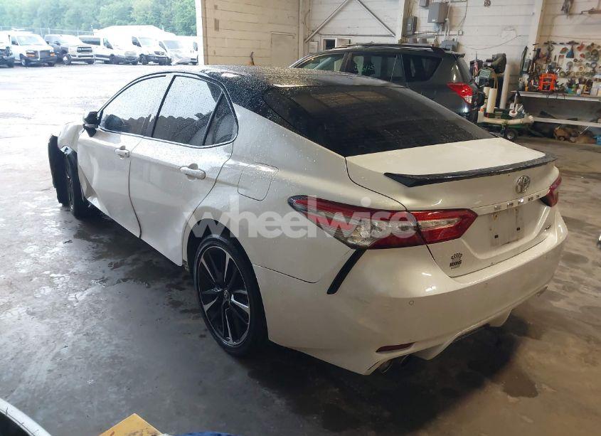 Photo 3 of 2018 Toyota Camry XSE (VIN 4T1B61HK6JU139428)