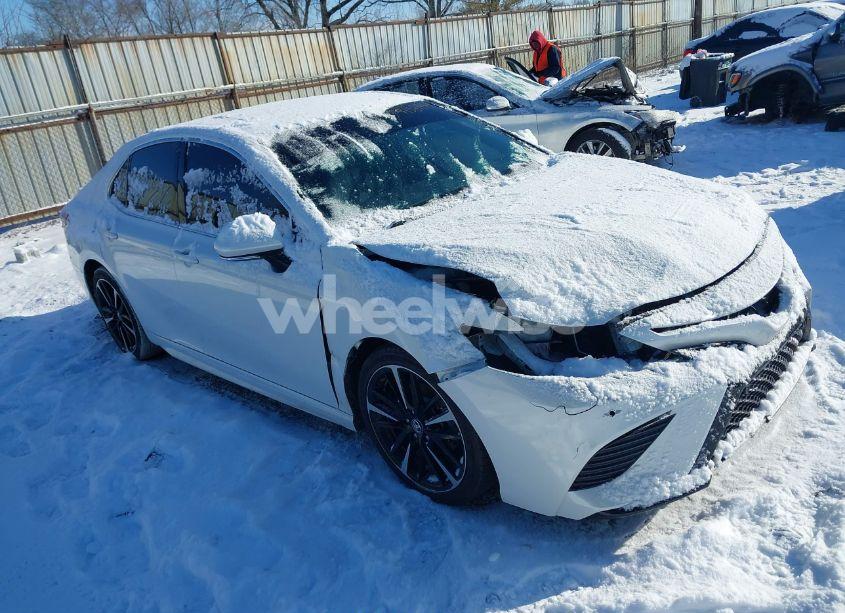 2018 Toyota Camry XSE (VIN 4T1B61HK6JU156097) main photo