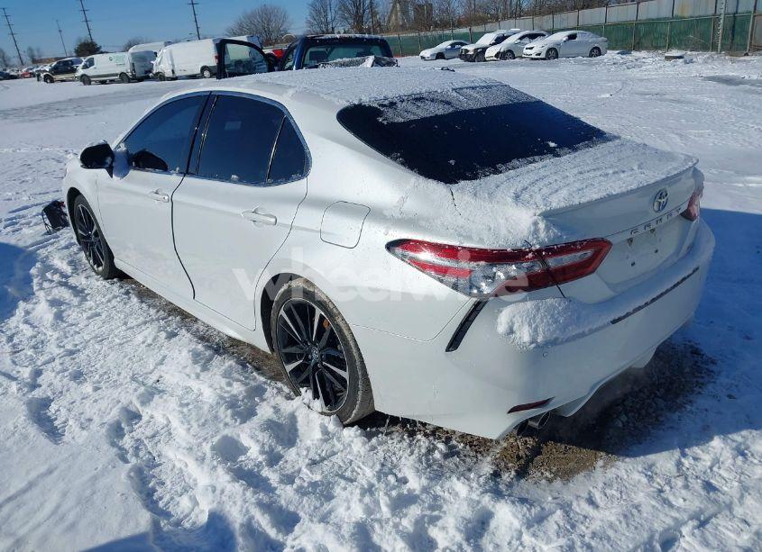 Photo 3 of 2018 Toyota Camry XSE (VIN 4T1B61HK6JU156097)