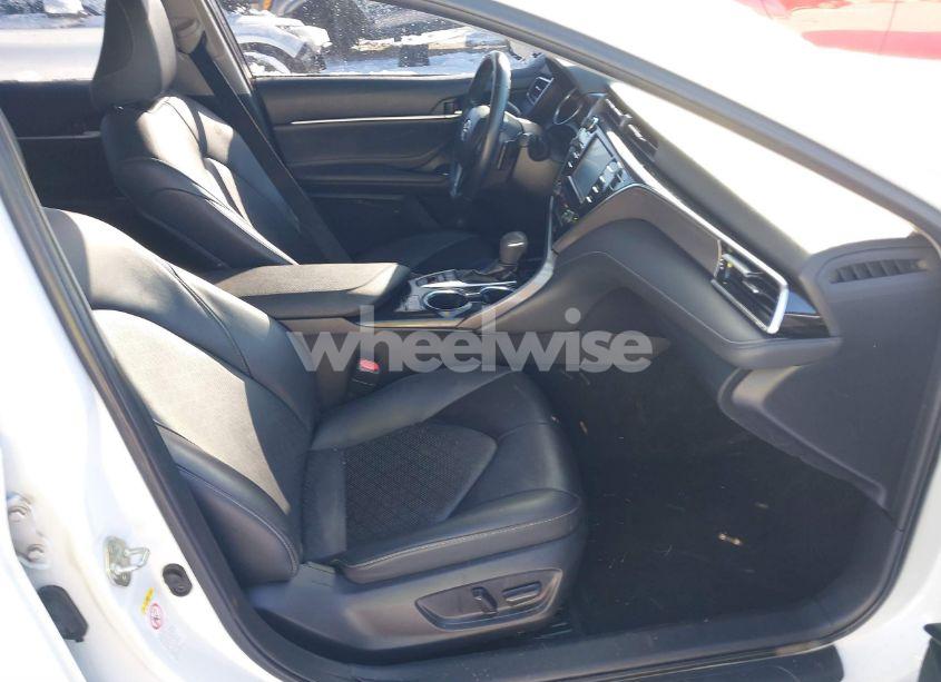 Photo 5 of 2018 Toyota Camry XSE (VIN 4T1B61HK6JU156097)