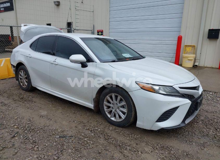 2018 Toyota Camry XSE (VIN 4T1B61HK6JU157430) main photo