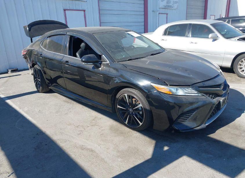 2019 Toyota Camry XSE (VIN 4T1B61HK6KU175167) main photo