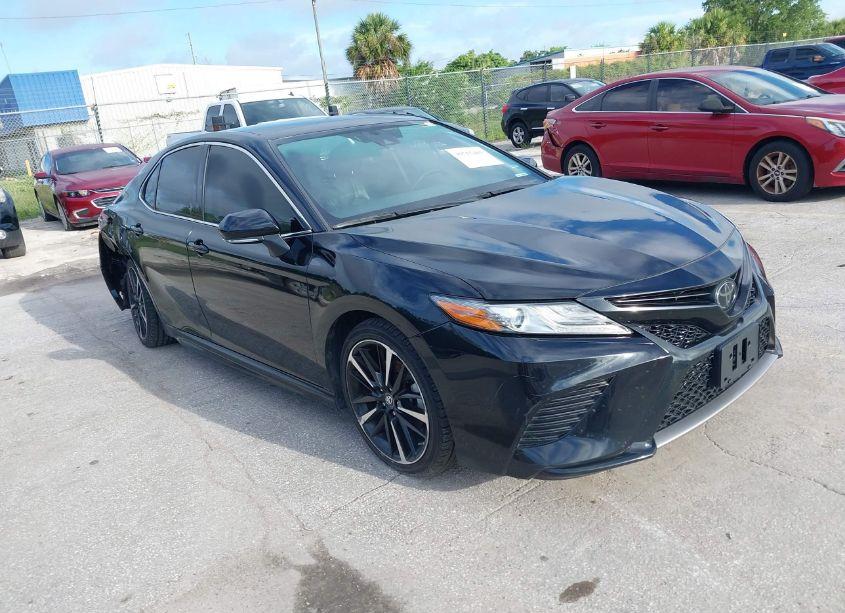 2019 Toyota Camry XSE (VIN 4T1B61HK6KU762341) main photo