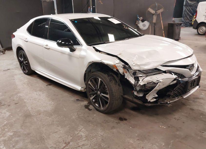 2019 Toyota Camry XSE (VIN 4T1B61HK6KU796490) main photo