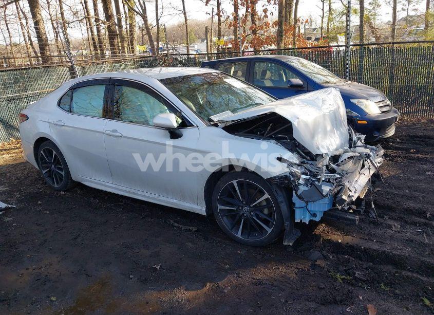 2018 Toyota Camry XSE (VIN 4T1B61HK7JU002076) main photo