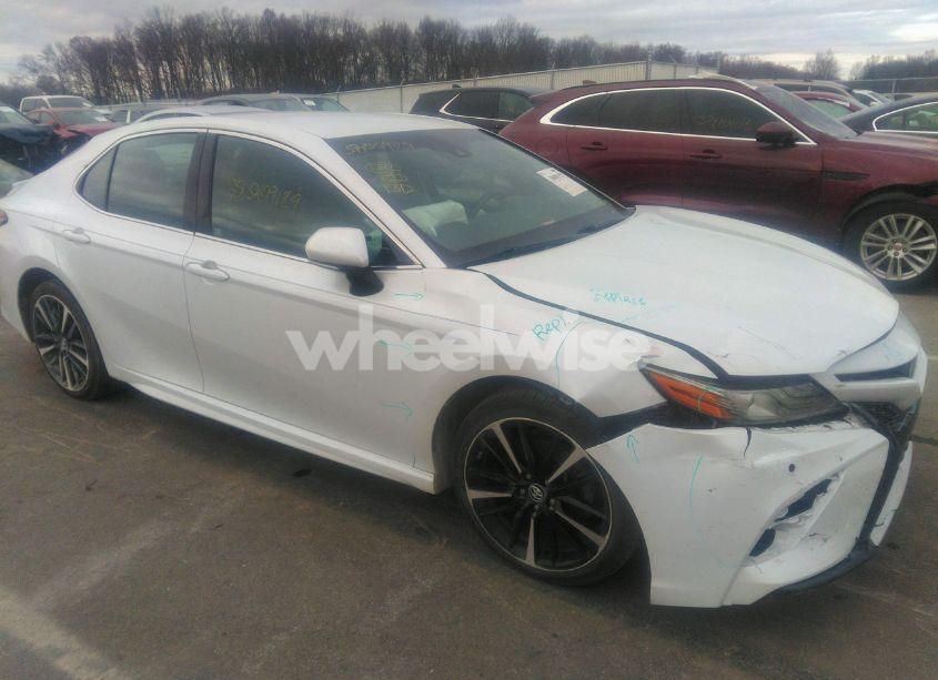 2018 Toyota Camry XSE (VIN 4T1B61HK7JU010937) main photo