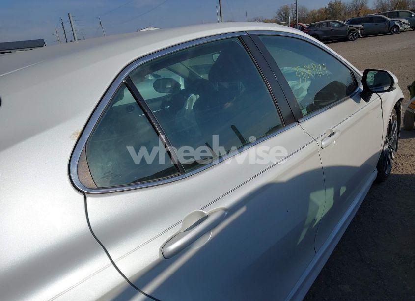 Photo 13 of 2018 Toyota Camry XSE (VIN 4T1B61HK7JU010937)