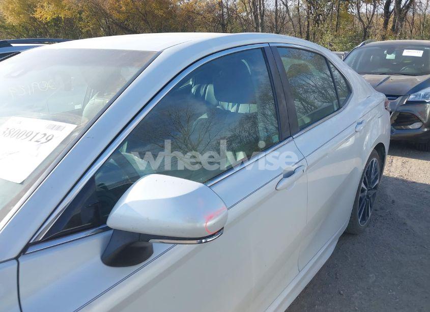 Photo 14 of 2018 Toyota Camry XSE (VIN 4T1B61HK7JU010937)