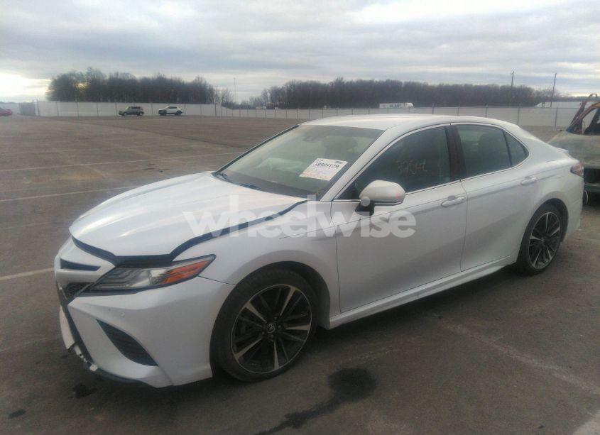 Photo 2 of 2018 Toyota Camry XSE (VIN 4T1B61HK7JU010937)