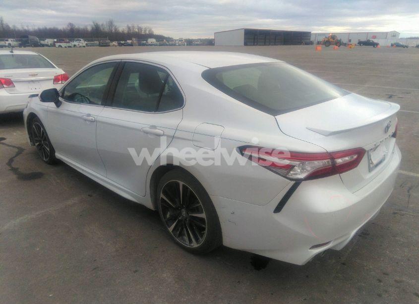 Photo 3 of 2018 Toyota Camry XSE (VIN 4T1B61HK7JU010937)