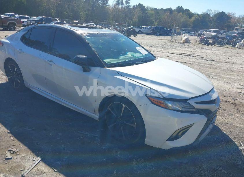 2018 Toyota Camry XSE (VIN 4T1B61HK7JU122346) main photo
