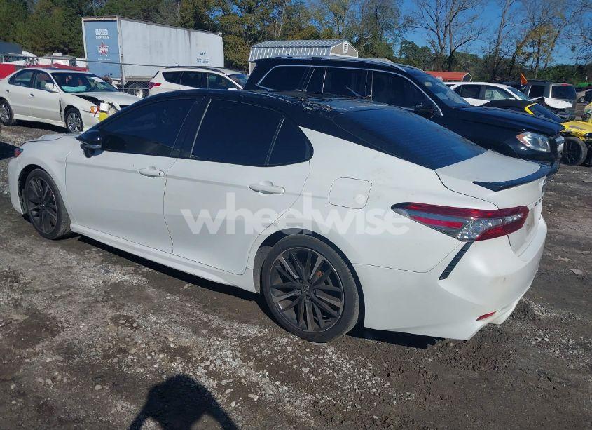 Photo 3 of 2018 Toyota Camry XSE (VIN 4T1B61HK7JU122346)