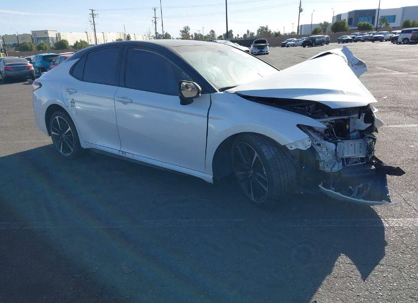 2019 Toyota Camry XSE (VIN 4T1B61HK7KU189322) main photo