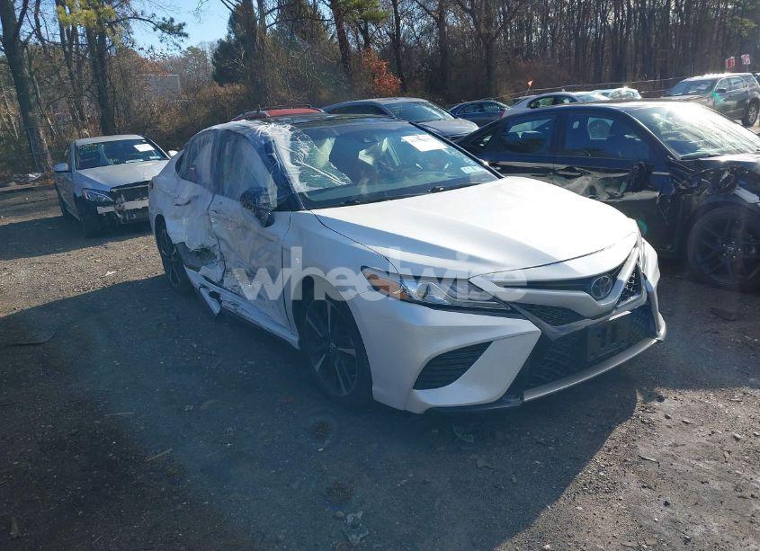 2019 Toyota Camry XSE (VIN 4T1B61HK7KU205566) main photo