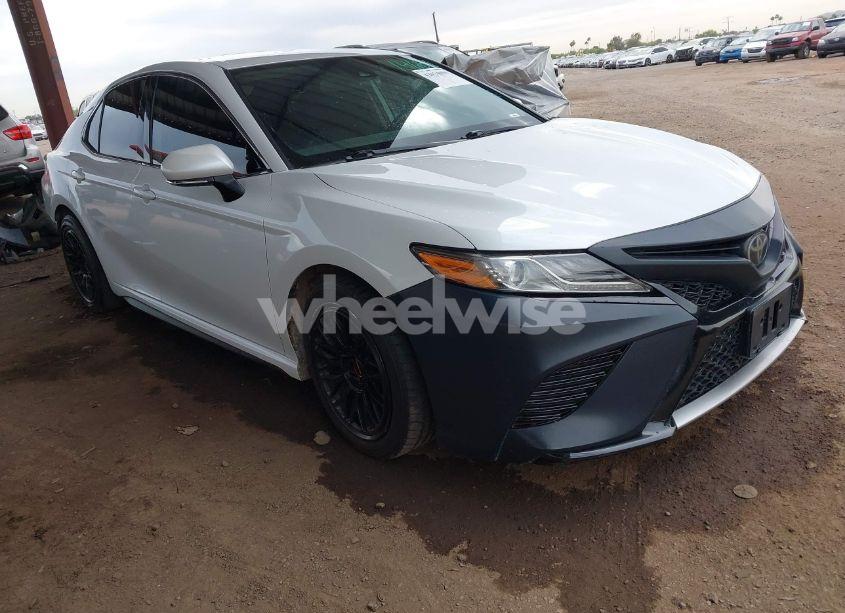2019 Toyota Camry XSE (VIN 4T1B61HK7KU299772) main photo