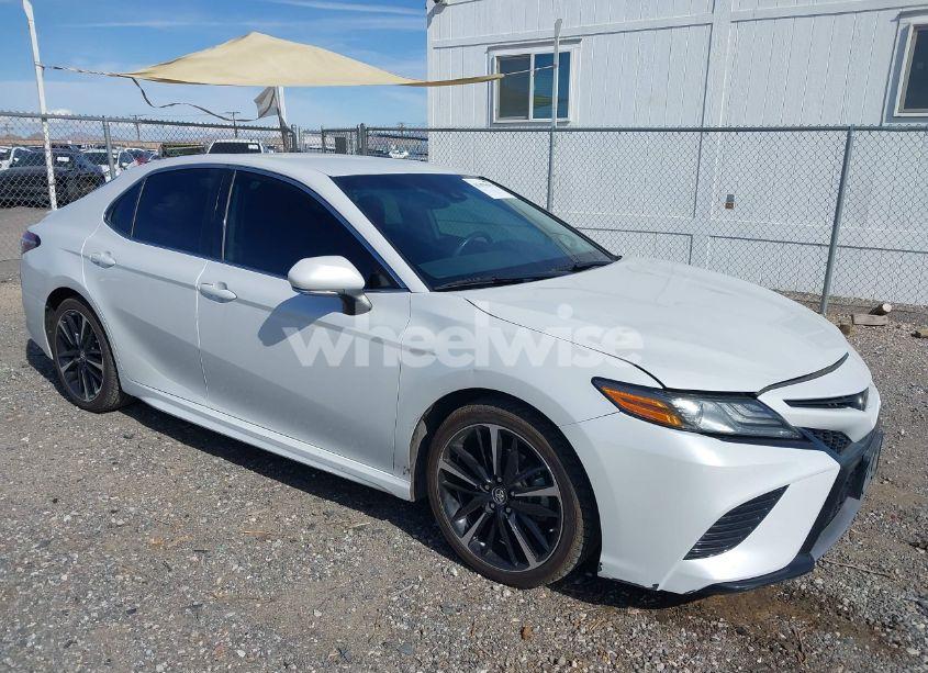 2019 Toyota Camry XSE (VIN 4T1B61HK7KU732877) main photo
