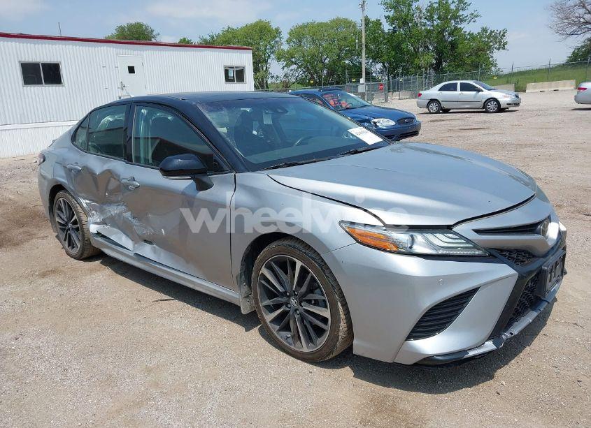 2018 Toyota Camry XSE (VIN 4T1B61HK8JU148437) main photo