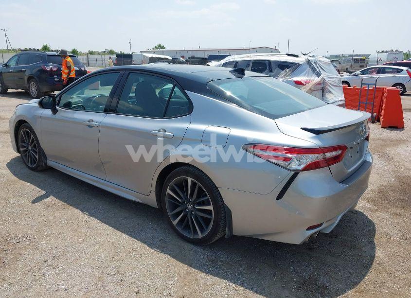 Photo 3 of 2018 Toyota Camry XSE (VIN 4T1B61HK8JU148437)