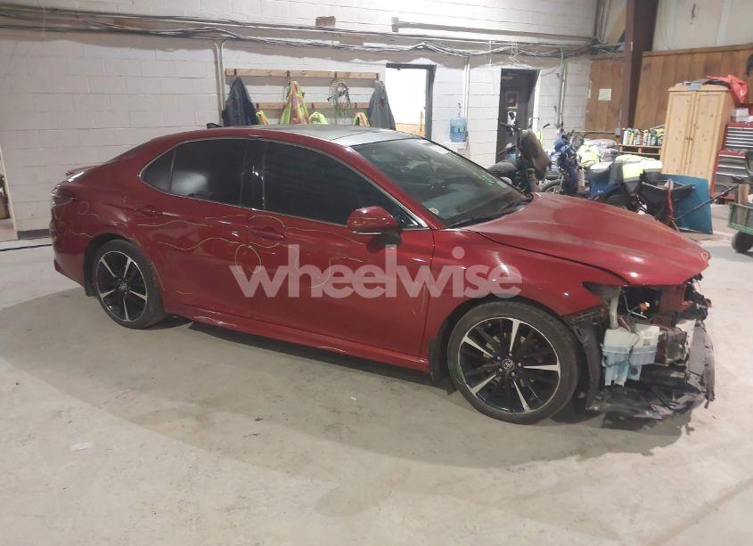 2019 Toyota Camry XSE (VIN 4T1B61HK8KU196036) main photo